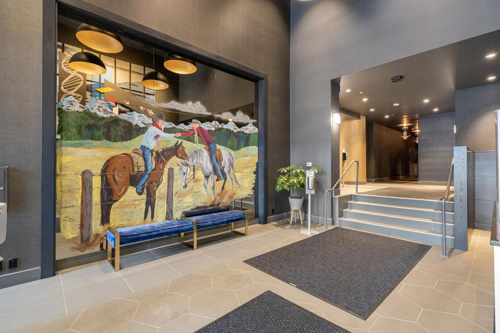 Unbeatable Downtown Experience- Walk To Bars, Casino, Stampede & Saddledome Plus Bonus Banff Pass, Parking & Wine! Calgary Luaran gambar