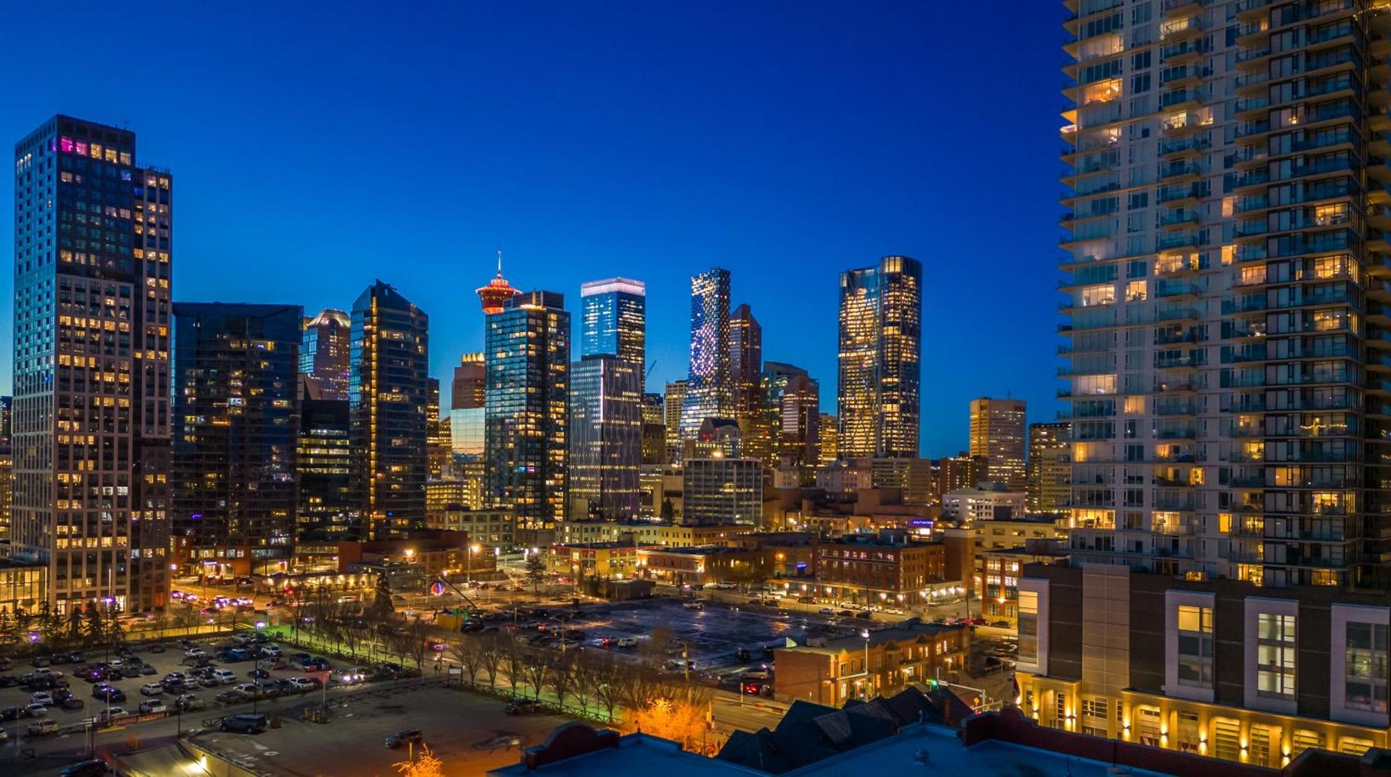 Unbeatable Downtown Experience- Walk To Bars, Casino, Stampede & Saddledome Plus Bonus Banff Pass, Parking & Wine! Calgary Luaran gambar