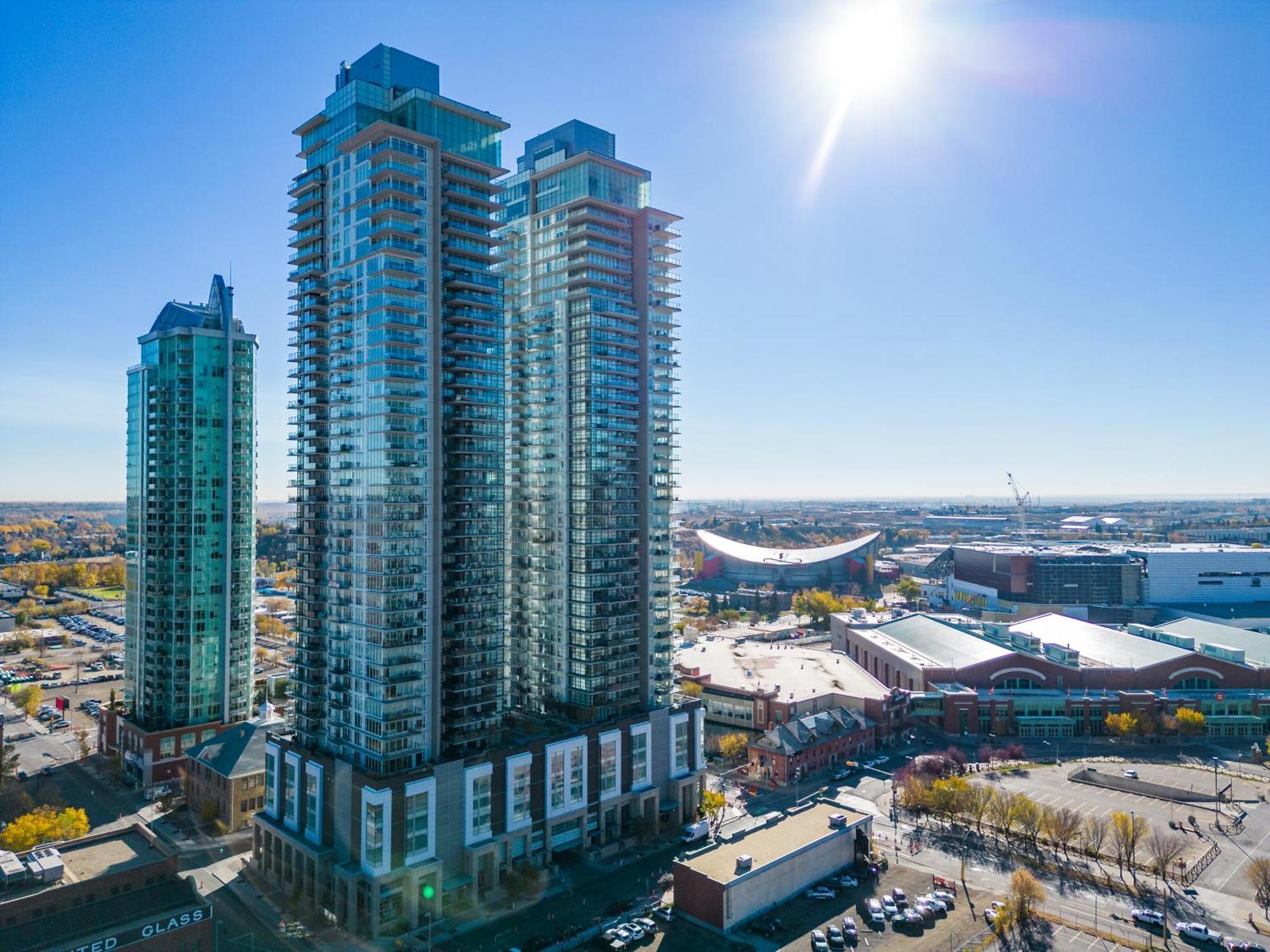Unbeatable Downtown Experience- Walk To Bars, Casino, Stampede & Saddledome Plus Bonus Banff Pass, Parking & Wine! Calgary Luaran gambar