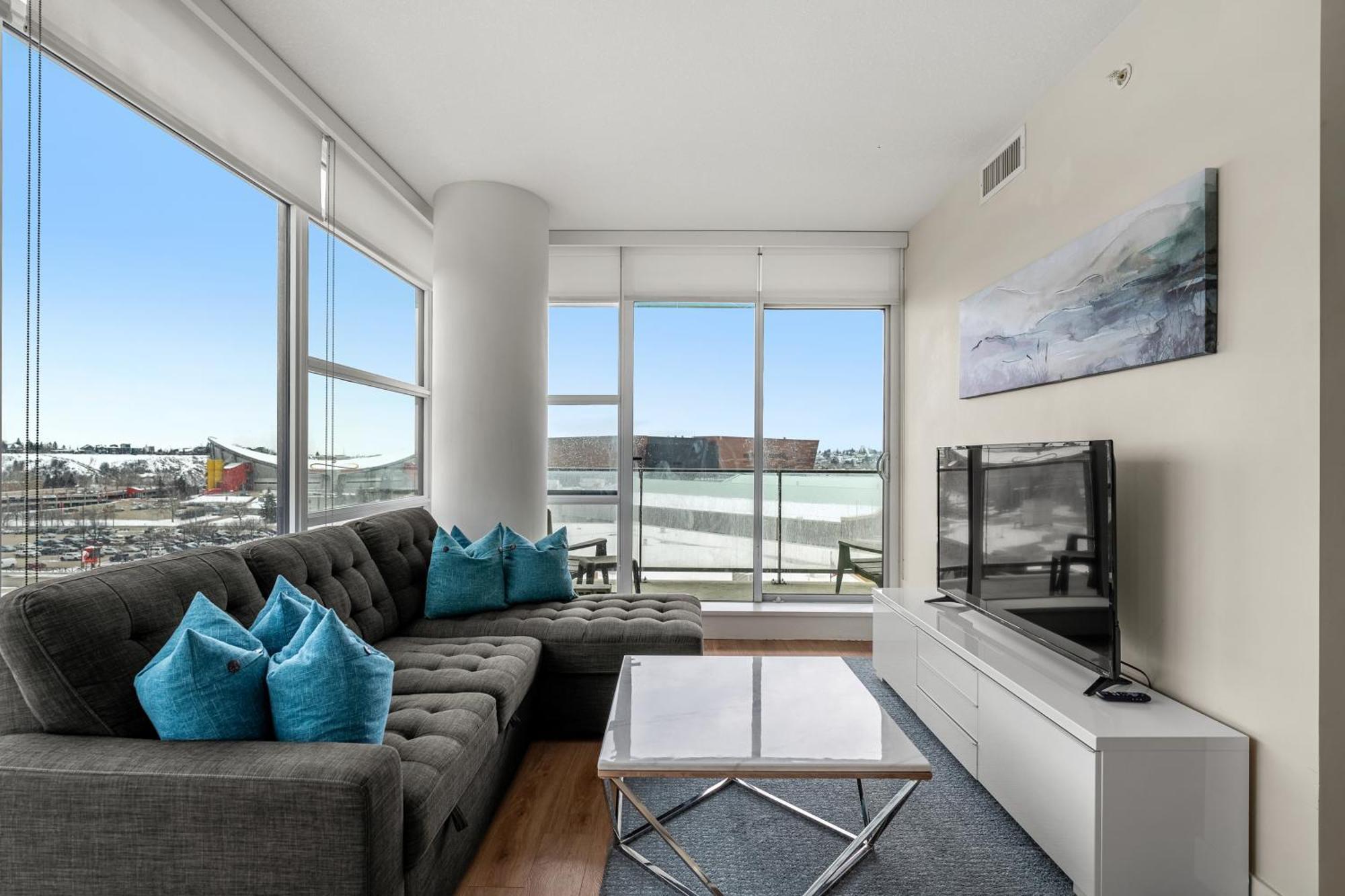 Unbeatable Downtown Experience- Walk To Bars, Casino, Stampede & Saddledome Plus Bonus Banff Pass, Parking & Wine! Calgary Luaran gambar