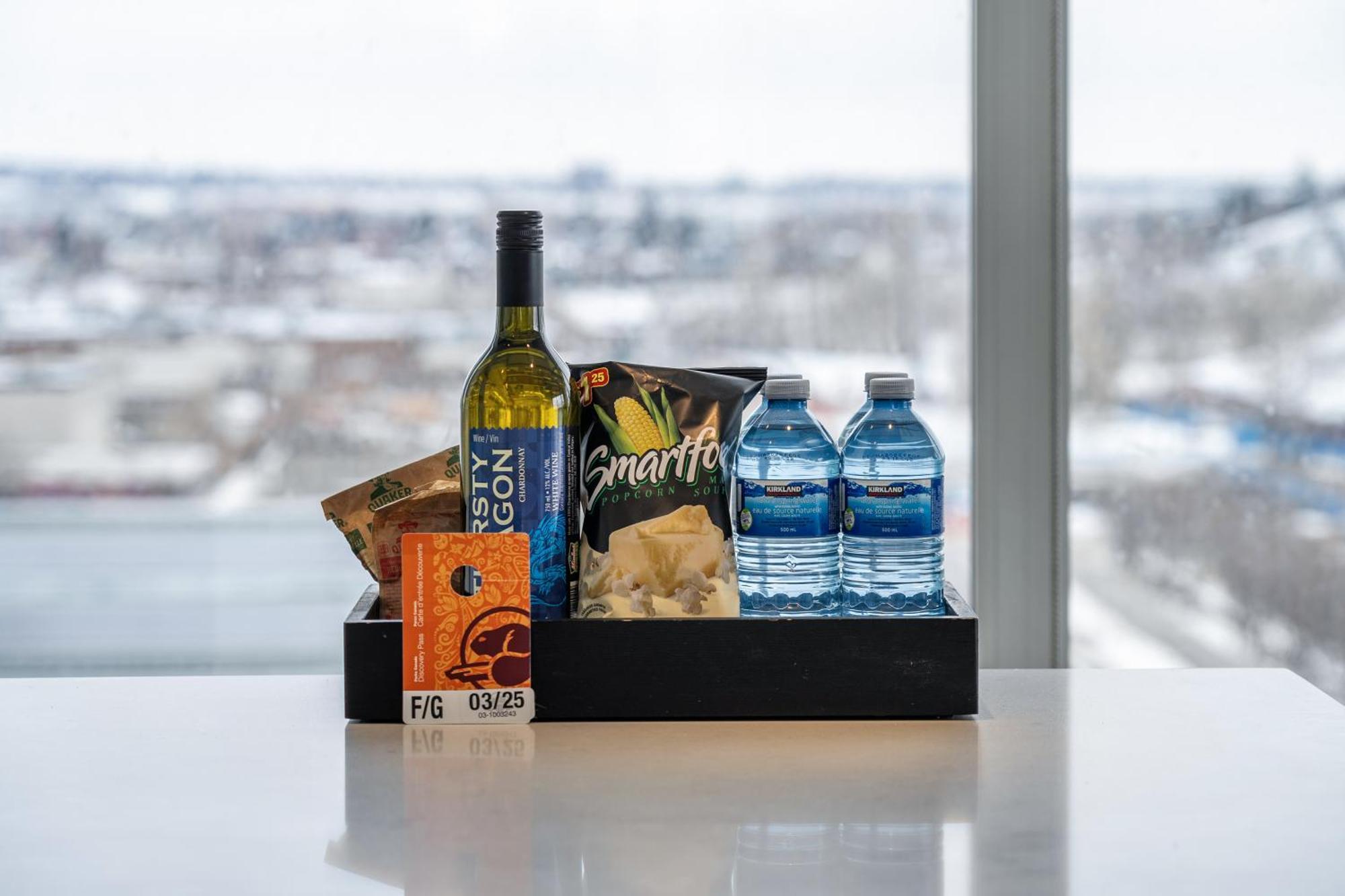Unbeatable Downtown Experience- Walk To Bars, Casino, Stampede & Saddledome Plus Bonus Banff Pass, Parking & Wine! Calgary Luaran gambar